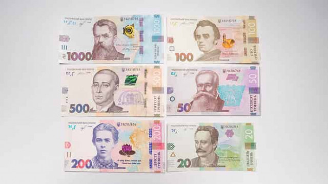 Гривня за год сильно укрепилась к доллару и евро