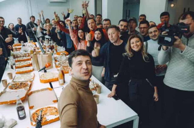 Десятки тысяч украинцев хотят вступить в партию Слуга народа