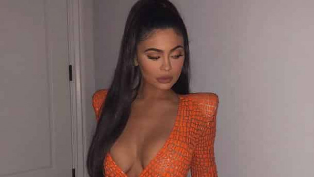 Кайлі Дженнер подражнила апетитними формами в міні