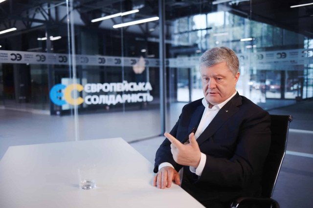 Я лично сидел и писал текст Минских соглашений. Вместе с Меркель, - Порошенко