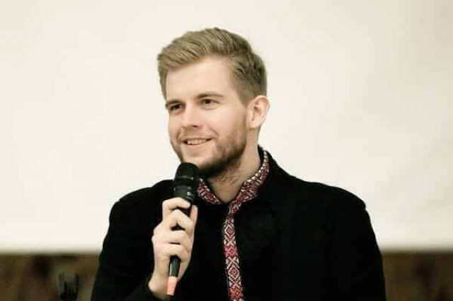 Кандидат от «Слуги народа» показал свой номер в отеле на курсах «молодого нардепа»