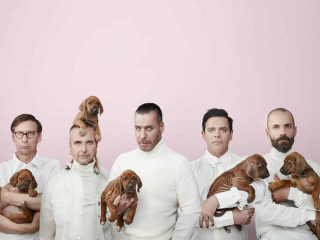 Гитаристы Rammstein поцеловались на сцене и теперь их могут депортировать из России