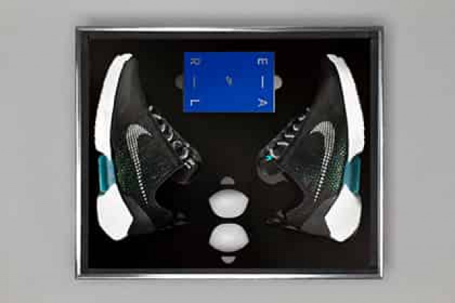 Началась продажа самозашнуровывающихся кроссовок Nike