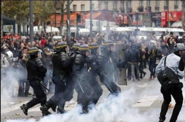 Полиция применила слезоточивый газ в стычках с демонстрантами на Елисейских полях
