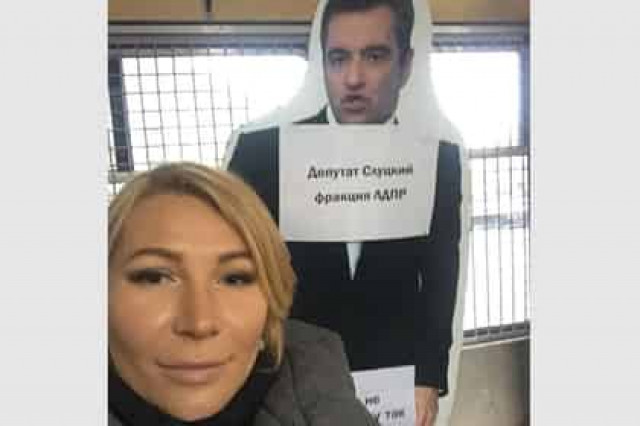 Картонного Слуцкого посадили в автозак