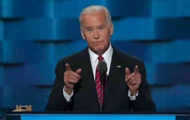 Джозефа Байдена обвинили в неподобающем поведении