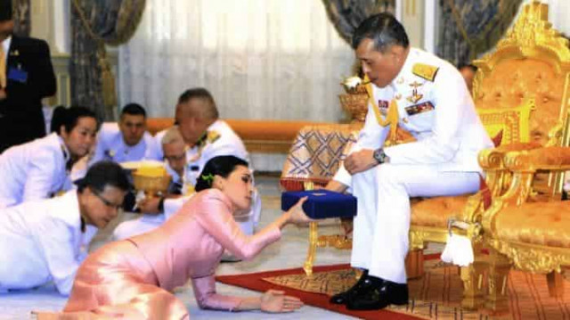 Thai king makes bodyguard his queen