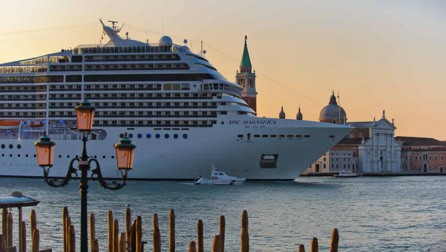 В Венеции лайнер врезался в причал и туристический катер