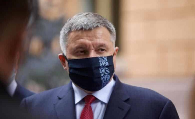 НАРДЕПЫ СОБИРАЮТ ПОДПИСИ ЗА ОТСТАВКУ АВАКОВА