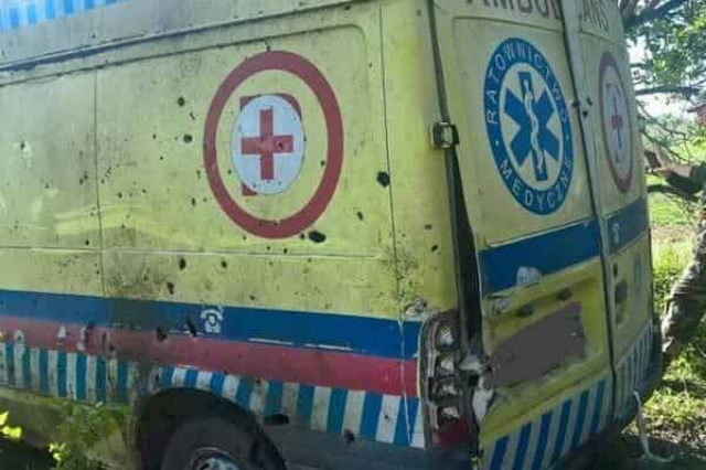 Терористи на Донбасі знову обстріляли медиків