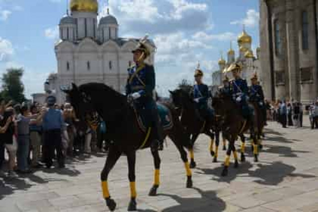 Московская жара привела к отмене развода караулов в Кремле
