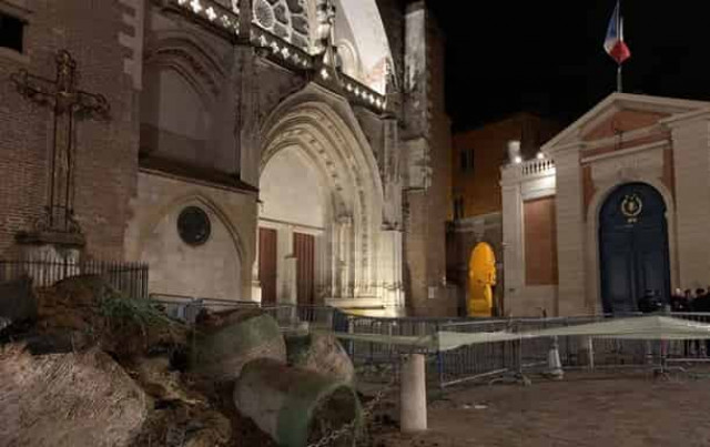 Перед офисом партии Макрона сбросили тонны навоза