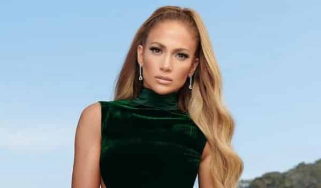 Jennifer Lopez “swims” in money in sexy outfit (PHOTOS)