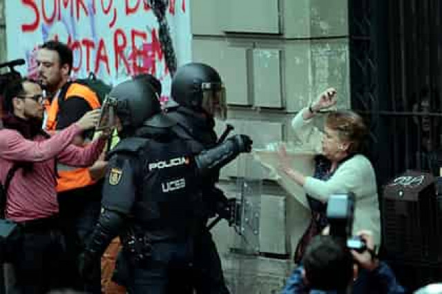Власти Каталонии пообещали расследовать действия испанских силовиков