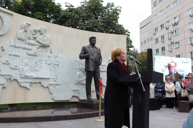 Памятник офтальмологу Святославу Федорову открыли в Москве
