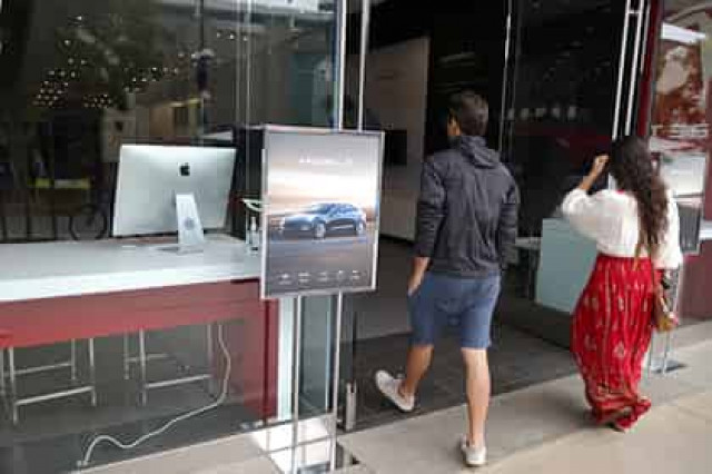 Власти США снова придрались к Tesla
