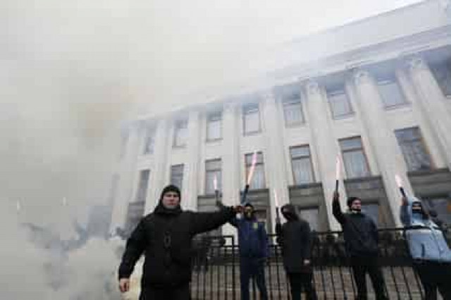 Засевшие перед Радой сторонники Саакашвили померились силами с полицией
