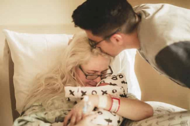 Женщина без признаков жизни родила здорового ребенка: фото
