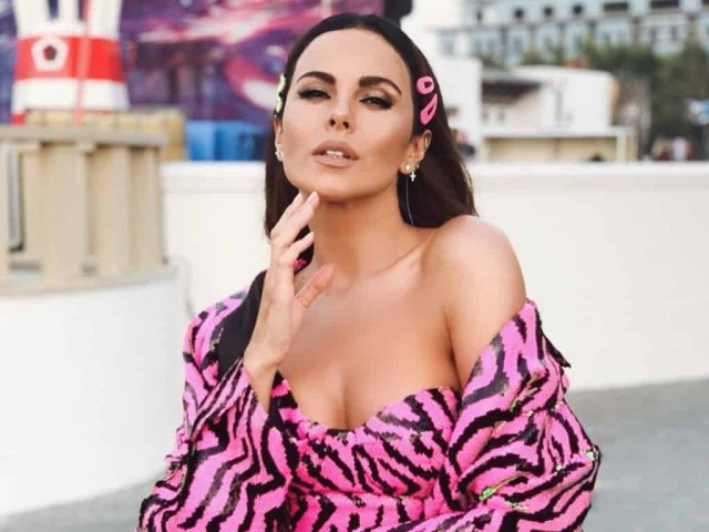 Настя Каменских в голубом мини-бикини подразнила фанатов