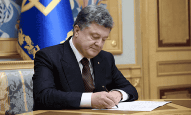 Порошенко разрешил иностранцам служить в Украине