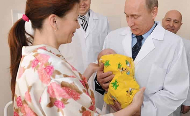 Подарок Путина молодым родителям