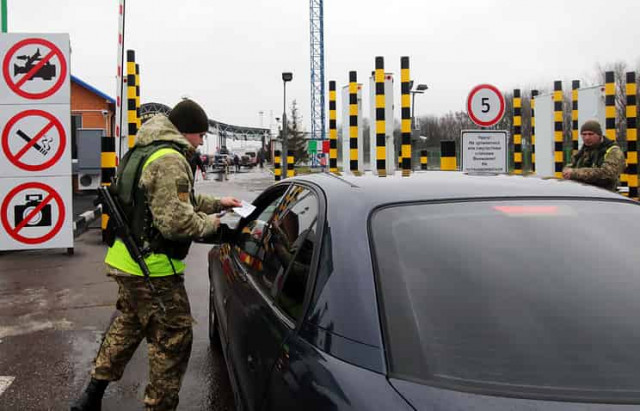 Flow of Russians coming to Ukraine halves
