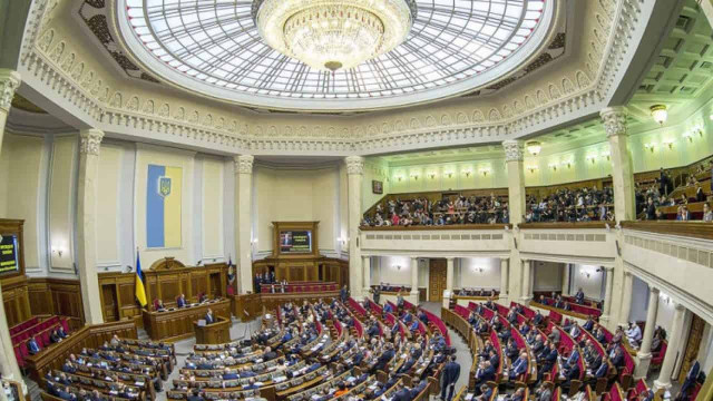 Раду под нож. Зачем Зеленский хочет сократить депутатов