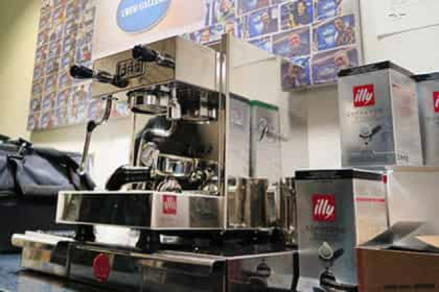 Том Хэнкс подарил кофемашину борющимся за правду журналистам Белого дома