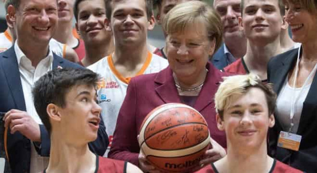 Меркель посетила баскетбольный матч в Хемнице