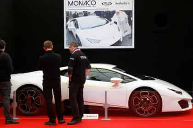 Папа Римский продаст свой Lamborghini
