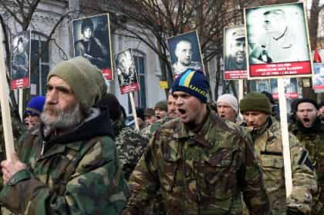 «Правый сектор» снес памятник Дзержинскому в Ровенской области