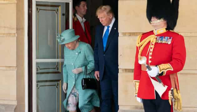 Трамп міг порушити протокол, торкнувшись королеви Єлизавети II (ФОТО)
