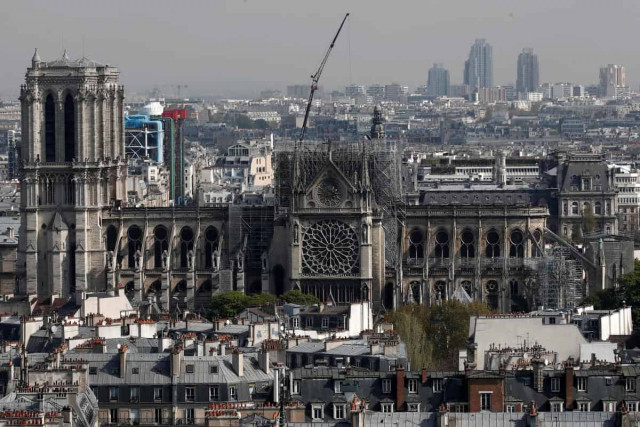 Из-за пожара в Нотр-Даме местным жителям  грозит отравление свинцом