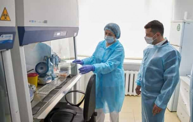 Президент осмотрел лабораторию центра и помещения, где принимают образцы биоматериала на COVID