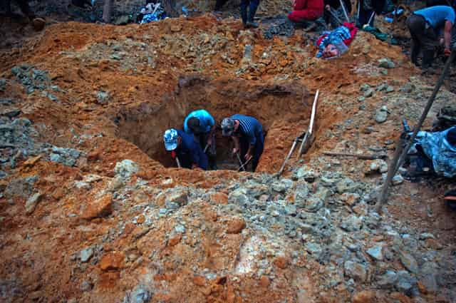 Зеленский внес в Раду неотложный законопроект - наказание за незаконную добычу янтаря станет жестче