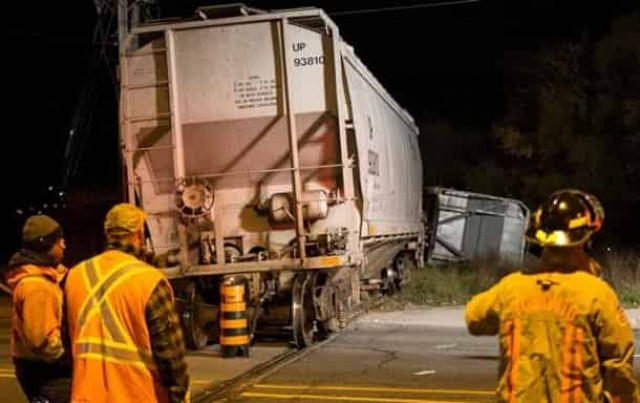 В Канаде перевернулся поезд с химикатами, объявлена эвакуация