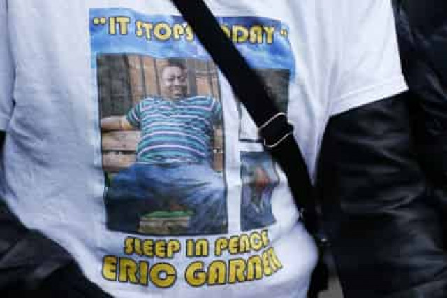 Задушивший чернокожего полицейский в Нью-Йорке избежал обвинения
