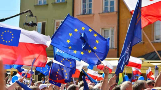Pro-EU coalition narrowly leads Polish polls