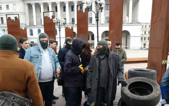 Люди в масках принесли покрышки на Майдан