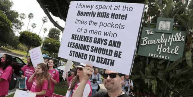 Звезды бойкотируют отели султана Брунея. Он хочет забивать геев камнями