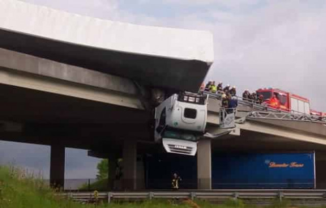 В Венгрии фура попала в ДТП на мосту и повисла в воздухе