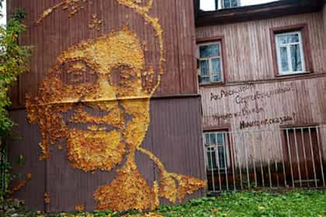 Лидер «ДДТ» оценил свой портрет из осенних листьев