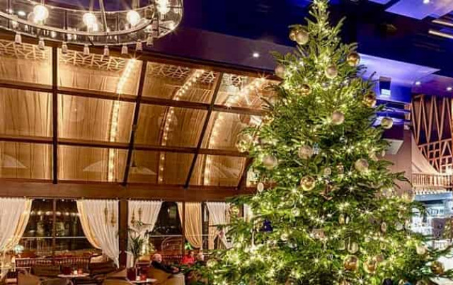 Среди украшений на дереве находятся два бриллианта стоимостью $2,3 млн и $4,9 млн долларов