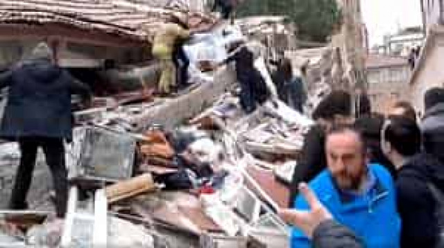 В Стамбуле рухнуло шестиэтажное здание