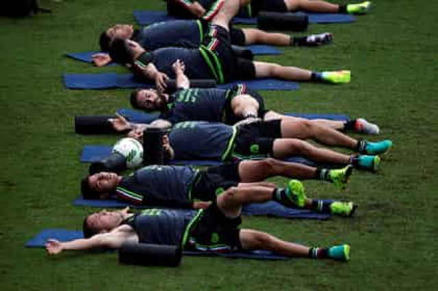 Игроки из Мексики устроили суточную оргию с 30 проститутками перед вылетом на ЧМ
