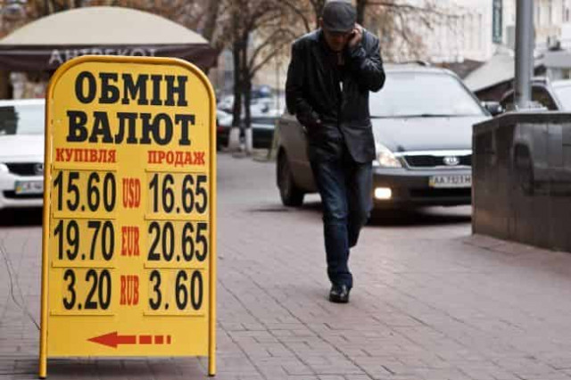 Аналітики знову шокували курсом долара