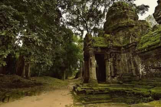Две сестры из США устроили в храме Камбоджи обнаженную фотосессию
