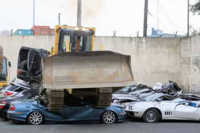 Президент Филиппин в борьбе с коррупцией раздавил десятки люксовых автомобилей
