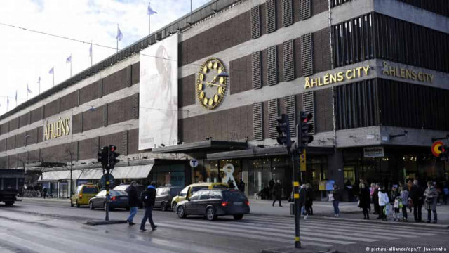 Срочно: В Стокгольме грузовик въехал в толпу людей