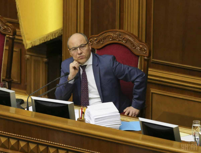 Андрей Парубий плавает в бассейне за 70 000 грн